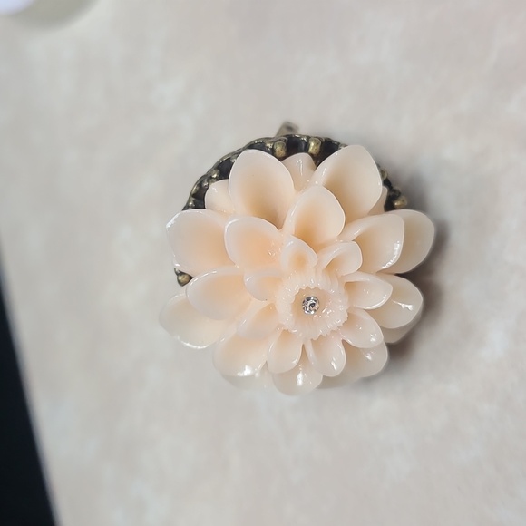 Elegant Floral Ring in Cream and Brasd Tone Size 7.25 - Picture 3 of 17